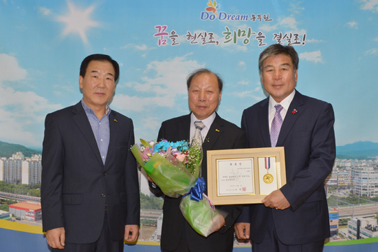 ▲ 좌측부터 김인구 부시장, 이철웅 1일 명예시장, 오세창 시장.