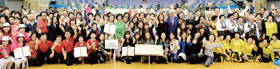 ▲ 3일 수원실내체육관에서 본보와 경기도댄스스포츠연맹 공동주최로 열린 ‘제1회 수원시장배 전국 실버댄스 경연대회’에서 수상팀을 비롯한 참가자들이 활짝 웃으며 기념촬영을 하고 있다.