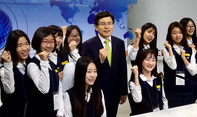 ▲ 황교안 국무총리가 5일 오전 교육개혁의 일환으로 추진하고 있는 자유학기제에 대한 이행상황 점검을 위해 인천시 연수구 방통위 시청자미디어 센터를 방문한 가운데 TV 스튜디오에서 체험활동중인 학생들과 파이팅을 외치고 있다.장용준기자