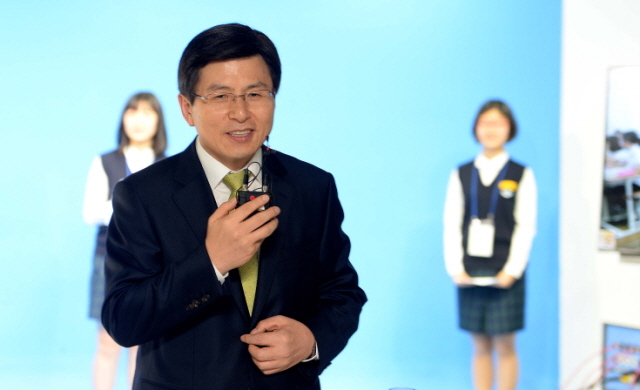 황교안 국무총리가 5일 오전 교육개혁의 일환으로 추진하고 있는 자유학기제에 대한 이행상황 점검을 위해 인천시 연수구 방통위 시청자미디어 센터를 방문한 가운데 TV 스튜디오에서 체험활동중인 학생들에게 인사말을 하고 있다.장용준기자