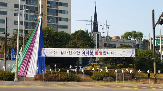 ▲ 거리에 내걸린 앰블렘
