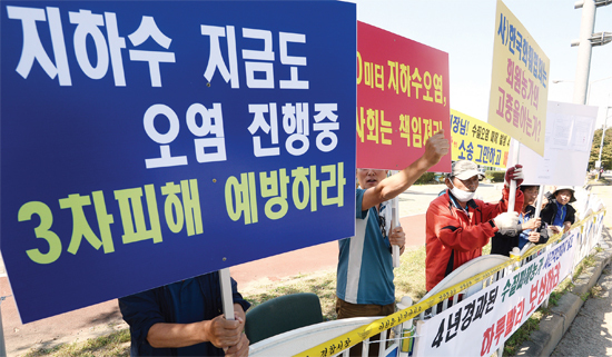 ▲ 마사회는 피해 보상하라!   국회 농림축산식품해양수산위원회의 한국마사회에 대한 국정감사가 열린 5일 마사회가 경마장 주로에 뿌린 소금으로 화초가 말라 죽는 등 피해를 본 인근 화훼농가 농장주들이 과천 한국마사회 정문에서 항의시위를 벌이고 있다. 이날 농장주들은 마사회가 피해배상을 약속해 놓고도 소송을 제기하는 바람에 4년 동안 피해배상을 받지 못하고 있다고 마사회를 비난했다.  오승현기자