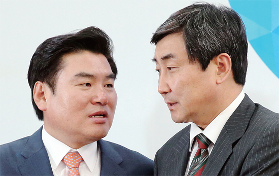 ▲ 새누리당 원유철 원내대표와 새정치민주연합 이종걸 원내대표가 5일 오전 국회에서 만나 악수하며 이야기를 나누고 있다.  연합뉴스