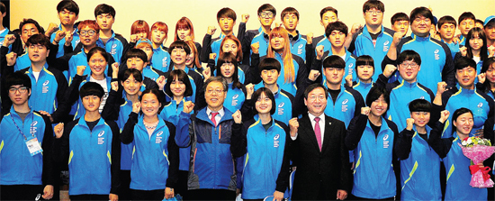 ▲ 5일 오전 인천시 연수구 인천평생학습관 대강당에서 열린 제96회 전국체전 인천시 선수단 결단식에서 유정복 인천시장을 비롯한 선수단이 필승을 다짐하고 있다. 장용준기자