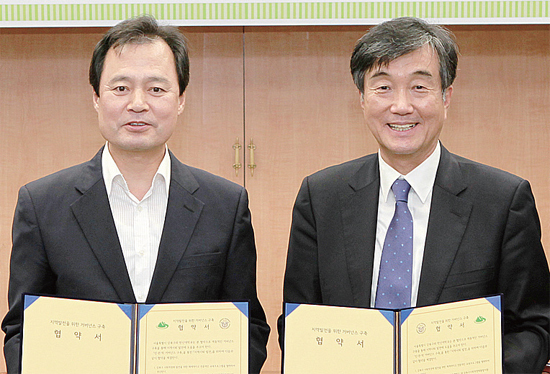 ▲ 박겸수 구청장과 채수일 총장(오른쪽)이 업무협약서에 서명하고 상호 교환했다.