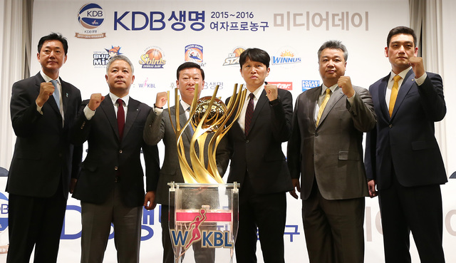 ▲ 19일 서울 리베라호텔에서 열린 'KDB생명 2015-2016 여자프로농구' 미디어데이에서 각 구단 감독들이 우승컵을 앞에 두고 기념촬영을 하고 있다. 왼쪽부터 KEB하나은행 박종천 감독, 신한은행 정인교 감독, KDB생명 김영주 감독, 우리은행 위성우 감독, 삼성생명 임근배 감독, KB스타즈 박재헌 코치