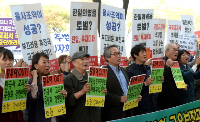 크기변환_7면 20151020 국정교과서 반대 황우여 교육 부총리 규탄 기자회견 JYJ_1280.jpg