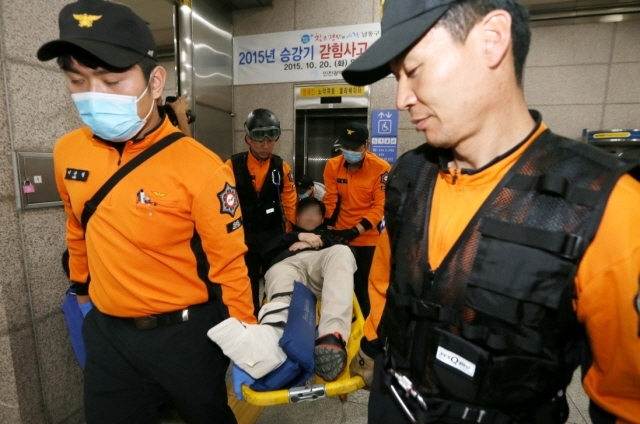 크기변환_3면 20151020 인천지하철 승강기 갇힘 사고 대비 훈련 JUN-0411.jpg