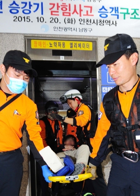 크기변환_3면 20151020 인천지하철 승강기 갇힘 사고 대비 훈련JUN_1168.jpg