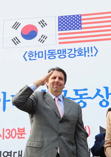 크기변환_7면 20151022  마크 리퍼트 주한 미국 대사 자유공원 맥아더장군 동상 보존 결의대회 참석2 JUN_1435.jpg