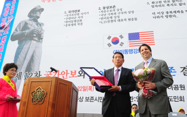 크기변환_7면 20151022  마크 리퍼트 주한 미국 대사 자유공원 맥아더장군 동상 보존 결의대회 참석  JUN_1403.jpg