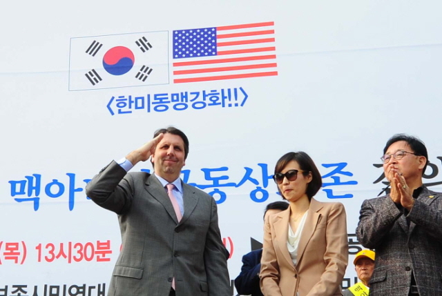 크기변환_7면 20151022  마크 리퍼트 주한 미국 대사 자유공원 맥아더장군 동상 보존 결의대회 참석JUN_1435.jpg