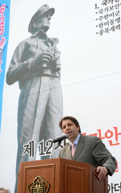 크기변환_7면 20151022  마크 리퍼트 주한 미국 대사 자유공원 맥아더장군 동상 보존 결의대회 참석JYJ_1962.jpg