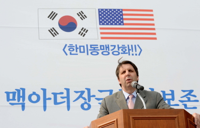 크기변환_7면 20151022  마크 리퍼트 주한 미국 대사 자유공원 맥아더장군 동상 보존 결의대회 참석JYJ_1977.jpg