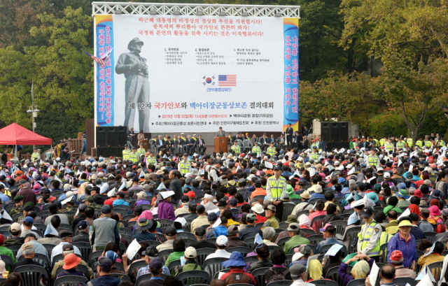 크기변환_7면 20151022  마크 리퍼트 주한 미국 대사 자유공원 맥아더장군 동상 보존 결의대회 참석JYJ_2003.jpg