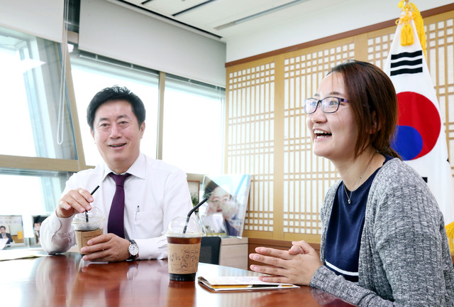 ▲ 151023 새내기공무원 시장에게 테이크아웃 커피선물(김지혜 실무관)1-2