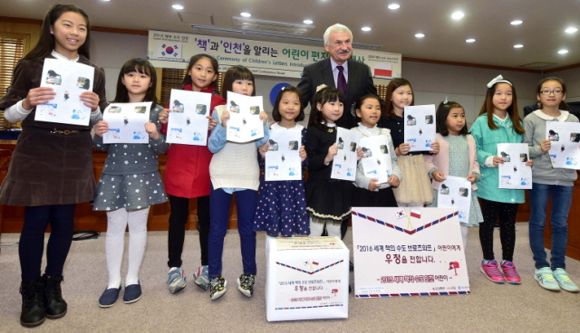크기변환_1면 20151029 책의 수도 인천 어린이 폴란드 편지 전달 행사 JUN_3687.jpg