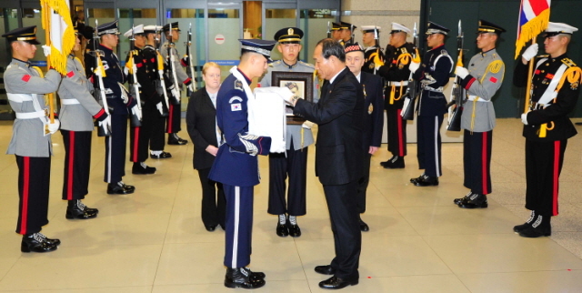 크기변환_1면 20151109 6.25 영국 참전용사 인천공항 유해 봉안식 JUN_2713.jpg