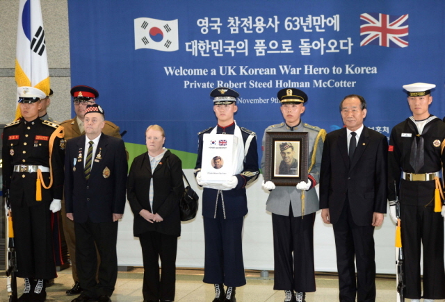 크기변환_1면 20151109 6.25 영국 참전용사 인천공항 유해 봉안식 JYJ_6126.jpg