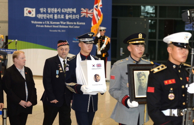 크기변환_1면 20151109 6.25 영국 참전용사 인천공항 유해 봉안식JYJ_6160.jpg