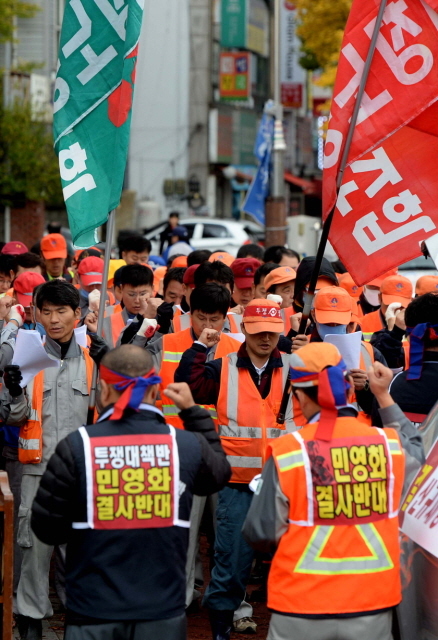 크기변환_7면 20151109 부평구 환경 미화원 민간용역 발주 반대 기사관련JYJ_5983.jpg