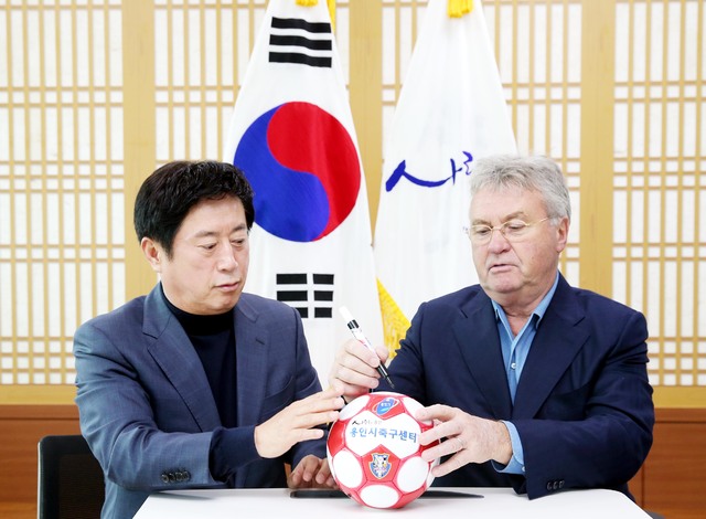 ▲ 151110 축구센터 활성화위해 용인시와 거스 히딩크가 손 잡는다4-2