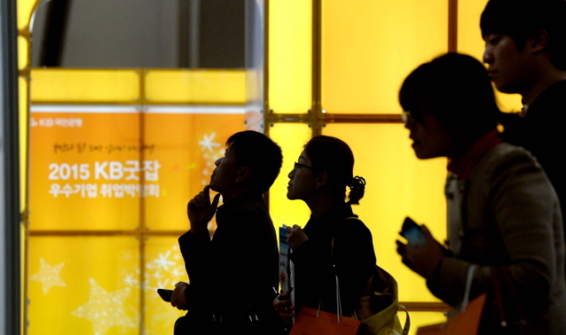 크기변환_1면 20151117 국내 최대 2015 KB굿잡 우수기업 취업박람회2JYJ_8603.jpg