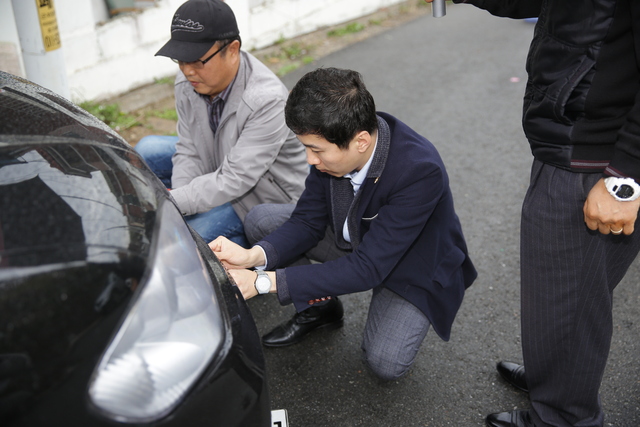 ▲ 안산=체납차량 번호판을 영치하고 있는 송바우나 의원