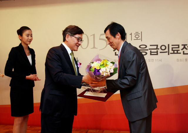 ▲ 김옥준 분당차병원_응급의료센터장(우)이 정진엽 보건복지부 장관(좌)으로부터 표창장을 수여받고 있다.