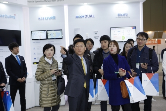 ▲ 육현표 에스원 사장(사진 가운데)이 26일 일산 킨텍스에서 열린 '제1회 대한민국 안전산업박람회' 에스원 부스에서 기자들과 만나 UWB센서 등 자사 보안 시스템을 가리키고 있다.