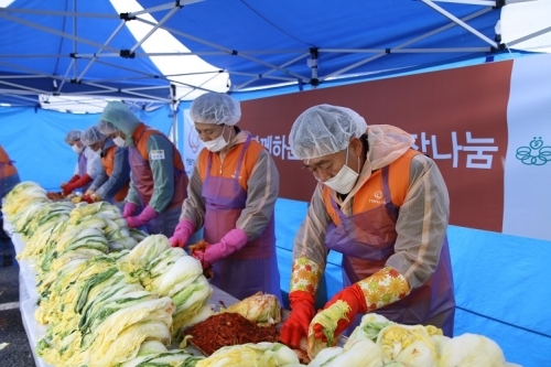 ▲ ㈜한화는 26일 성동종합사회복지관에서 저소득 취약계층을 위한 김장나눔행사를 진행했다. 이 날 행사에는 ㈜한화 이태종 사장(오른쪽 첫 번째) 등을 비롯한 임직원들이 저소득 가정에 전달할 김치를 직접 담그고 있다.