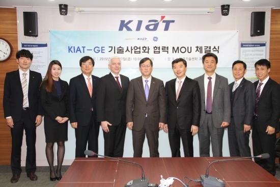 ▲ 왼쪽부터 KIAT 전유덕 사업화기반팀장, 이지민 연구원, 김류선 기술사업화단장, GE벤처스 브라이언 셀비 경영이사, 정재훈 KIAT 원장, 강성욱 GE코리아 사장, KIAT 장필호 기업지원본부장, GE코리아 심상선 상무, GE벤처스 타카히로 무라타 이사.