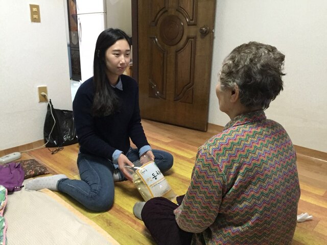 ▲ 독거어르신에게 동치미김치 전달