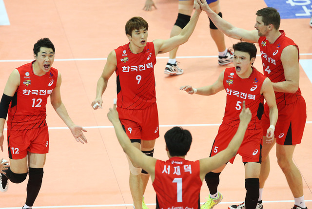 ▲ 14일 수원실내체육관에서 열린 NH농협 2015-2016 프로배구 V리그 남자부 수원 한국전력과 서울 우리카드의 경기. 득점에 성공한 한국전력 선수들이 환호하고 있다.연합뉴스
