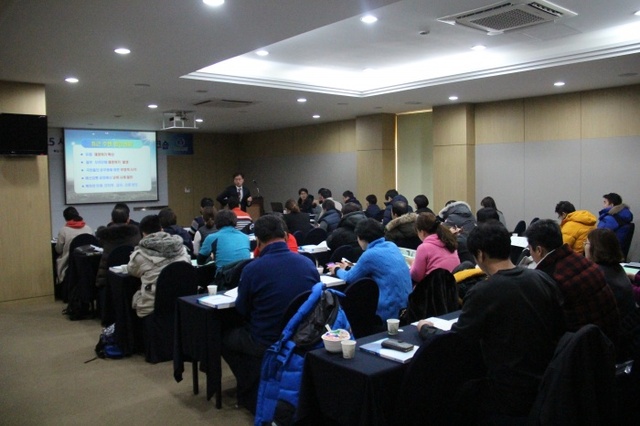 ▲ ‘2015 시·군생활체육회 직원 워크숍’ 참가자들이 전문성 강화와 유기적인 협조체계 구축을 위한 실무교육을 받고 있다. 도생활체육회 제공