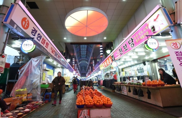 ▲ 광주시, 경안 전통시장 LED 경관조명 점등식 개1