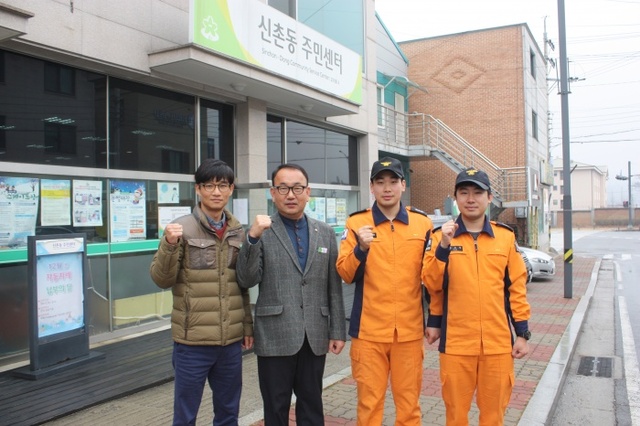 ▲ 왼쪽부터 정요섭 직원, 이봉기 동장, 구급대원 이일규 소방교, 윤조여 소방사