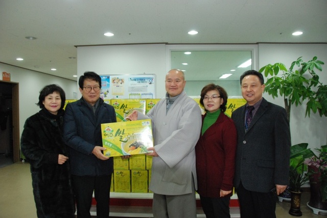 ▲ 사진 = 번춘방 여주고려병원장이 신륵사 청곡스님에게 여주쌀국수를 전달하고 기념촬영을 하고 있다