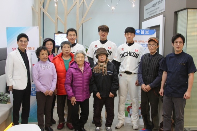 ▲ SK 김광현, 나주환, 이명기, 정플란트치과와 저소득어르신 치과시술 지원 1