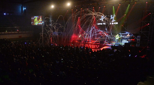 크기변환_1면 20151226 부활 송년 콘서트 JYJ_5105.jpg
