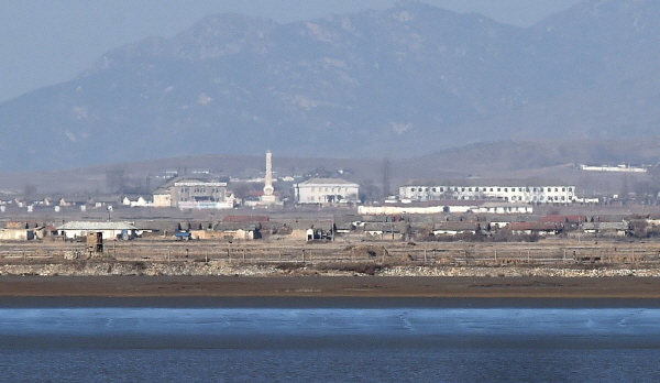 크기변환_7면 20160110 강화 대북 확성기 재개 사흘째2  JUN_7570.jpg