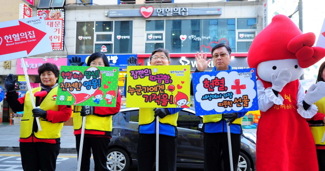 크기변환_1면 20160111 대한적십자사 인천혈액원 헌혈 캠페인2 JUN_6812.jpg