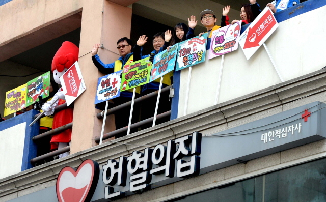 크기변환_1면 20160111 대한적십자사 인천혈액원 헌혈 캠페인JYJ_7916.jpg