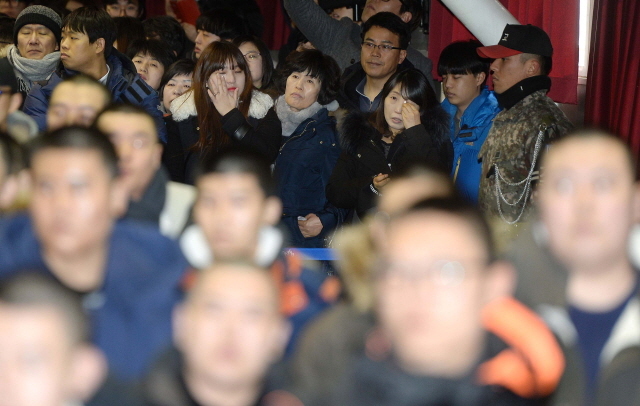 크기변환_1면 20160119 17사 올해 첫 신병교육대 입영식JYJ_9570.jpg