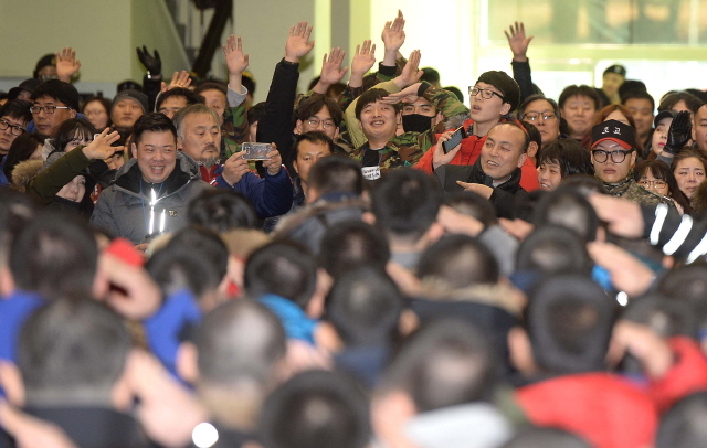 크기변환_1면 20160119 17사 올해 첫 신병교육대 입영식JYJ_9598.jpg