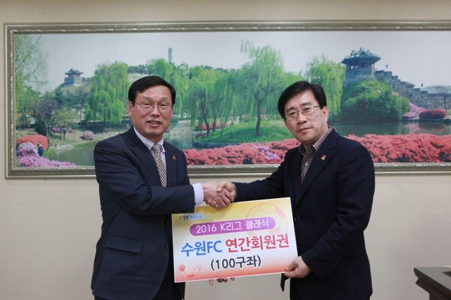 ▲ 박흥수 권선구청장이 연간회원권 구매 후 수원FC 김응렬(왼쪽) 단장과 기념촬영을 하고 있다.수원FC 제공