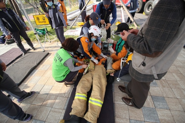 ▲ 쓰러진진압대원에 심폐소생술을 실시(훈련)