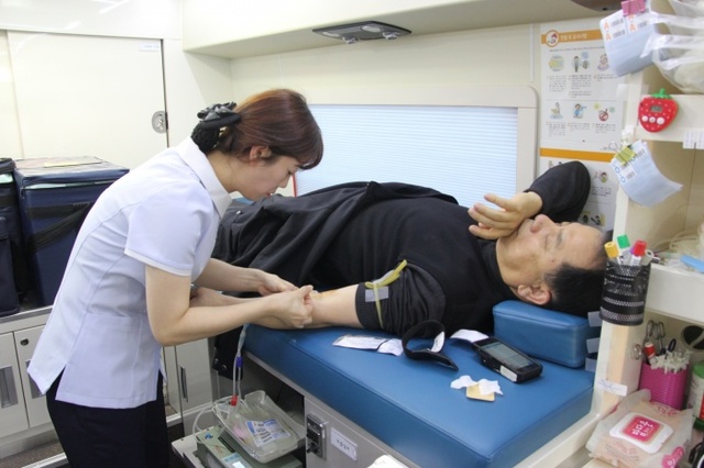 ▲ 헌혈중인 김진선 소방서장