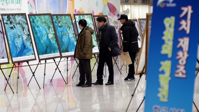 크기변환_3면 20160125 인천시 가치 재창조 항공사진 전시회 개막JYJ_0436.jpg