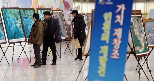 크기변환_3면 20160125 인천시 가치 재창조 항공사진 전시회 개막JYJ_0440.jpg